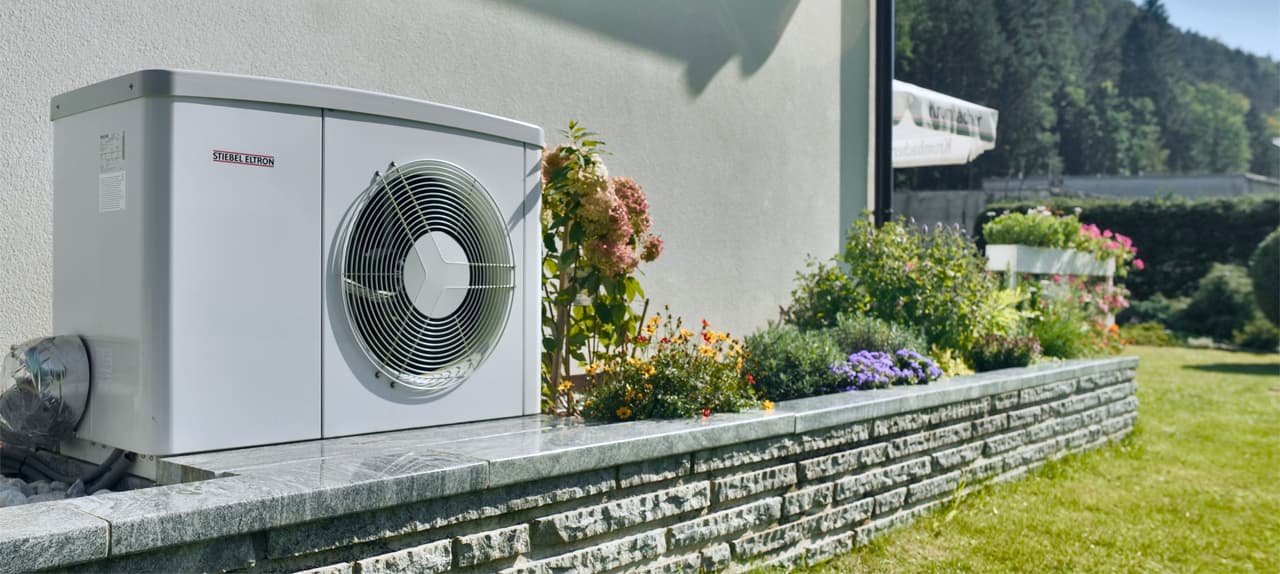 Stiebel Eltron Luft-Wasser-Wärmepumpe aussen am Einfamilienhaus
