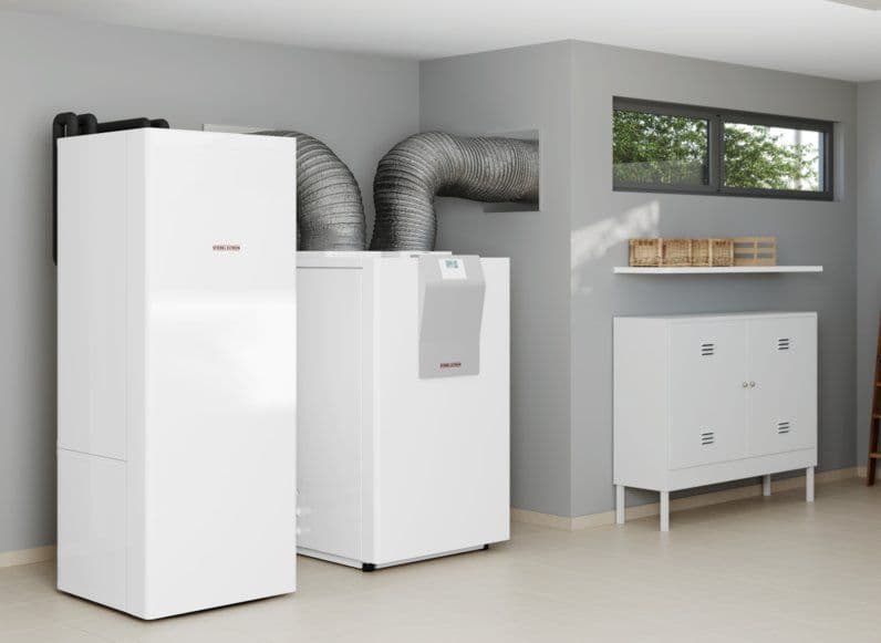 Stiebel Eltron innen aufgestellte Wärmepumpe im Technikraum