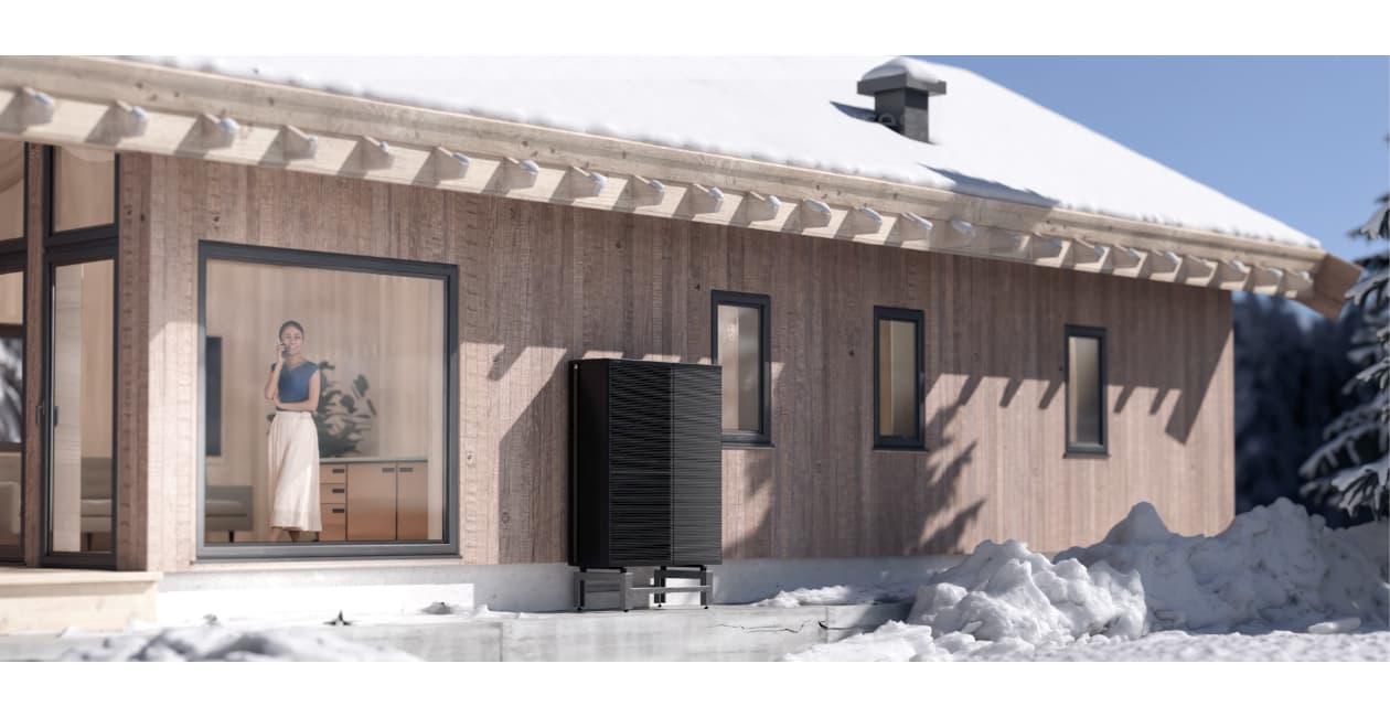 Panasonic Aquarea Aussengerät an einem Haus im Winter – Produktmotiv