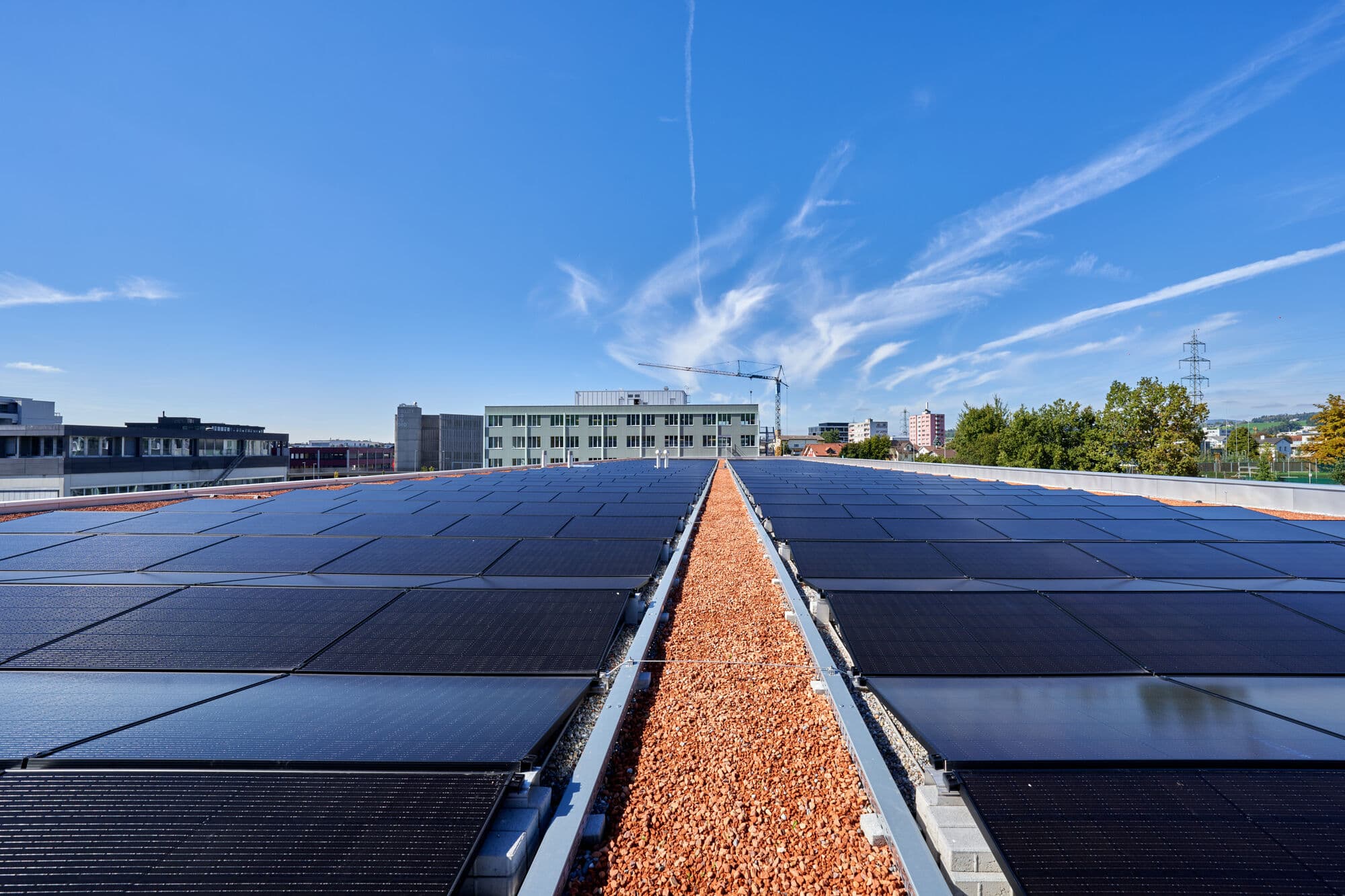 Gewerbehalle mit Photovoltaik im Kanton Zug