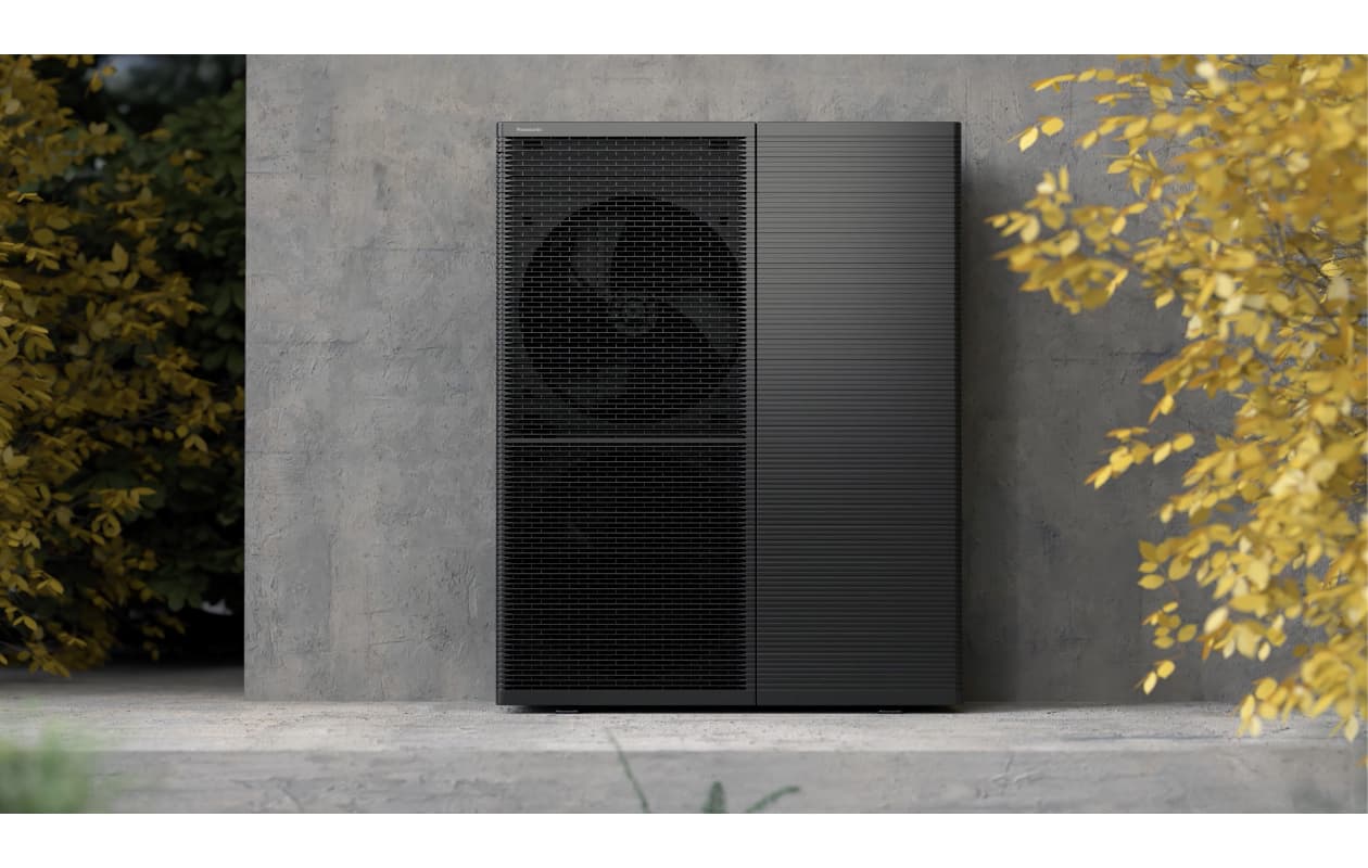 Panasonic Aquarea M-Serie mit dunklem Aussengerät vor einer Hauswand