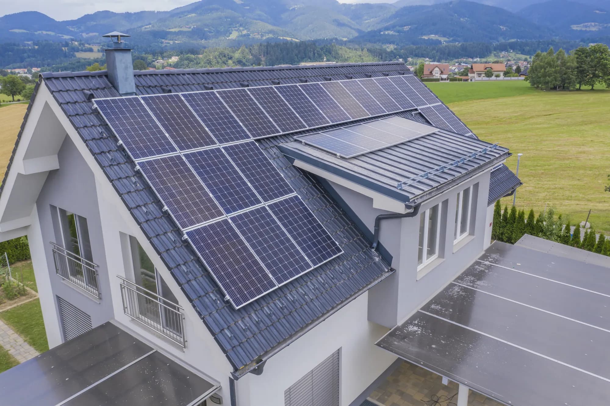 Zugersee Wohngebiet mit Solaranlagen auf Dächern